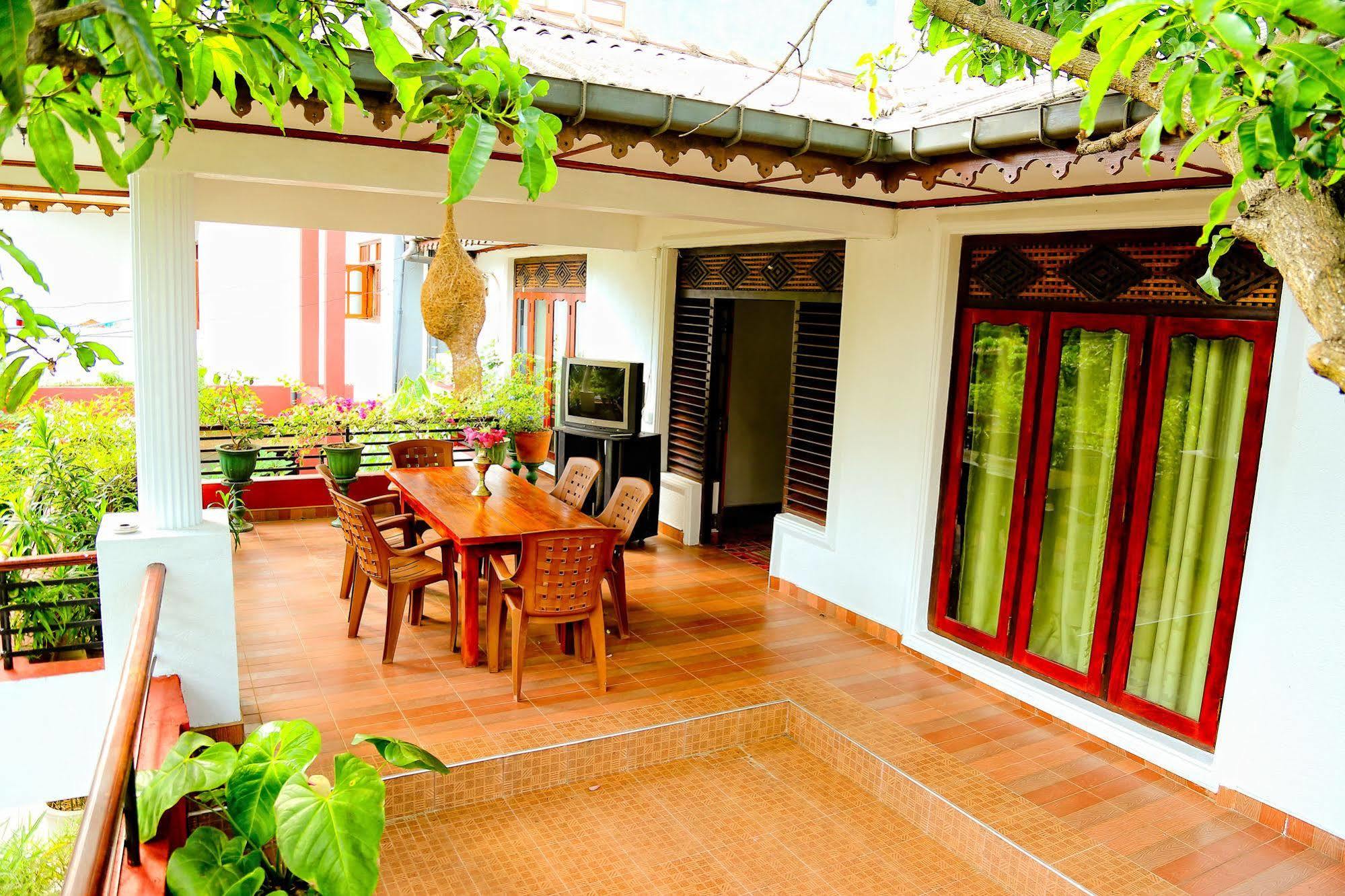 Thilaka City Hotel Anuradhapura Kültér fotó